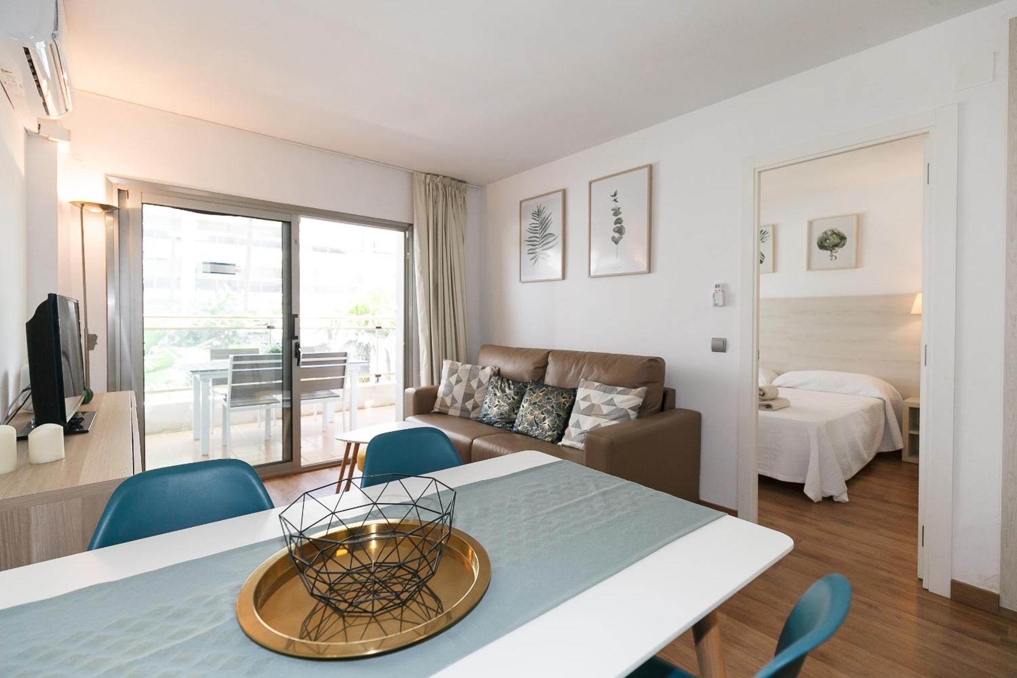 Uhc Michelangelo Apartments Salou Room photo